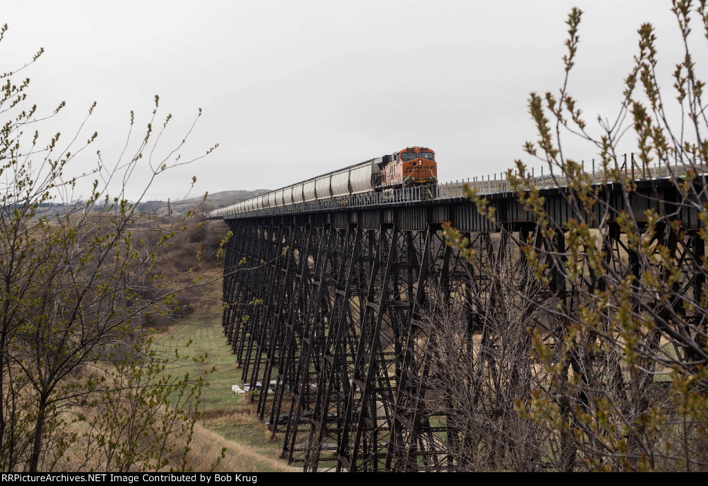 BNSF 7875 leads westbound covered hopper train over the Gassman Coulee Trestle